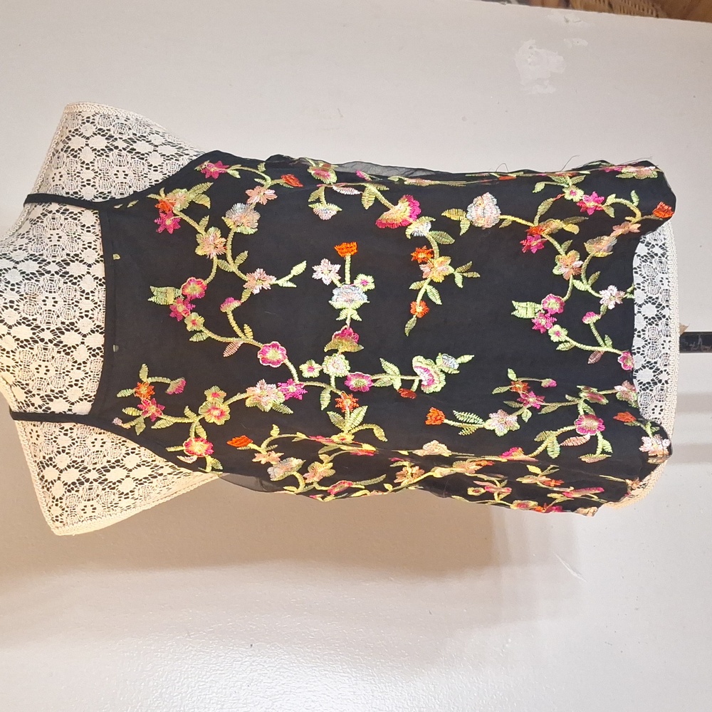 🌸Absolutely Gorgeous Black floral embroidered tank NWT